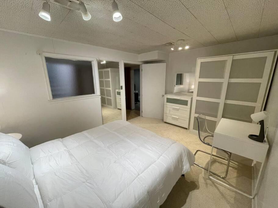 Lovely 2 Bedroom Basement Apartment In Toronto Exterior foto