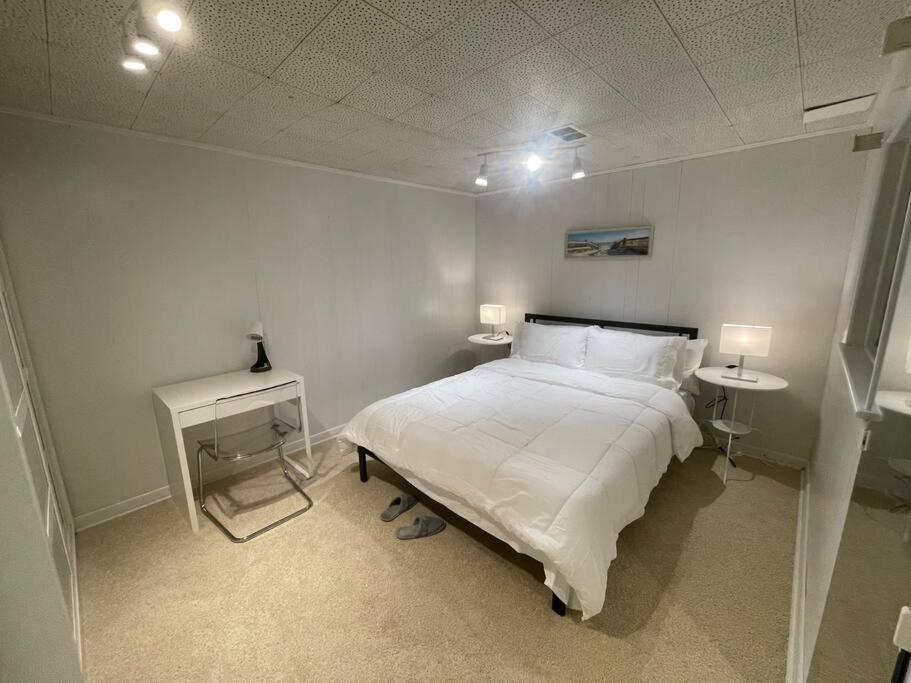 Lovely 2 Bedroom Basement Apartment In Toronto Exterior foto