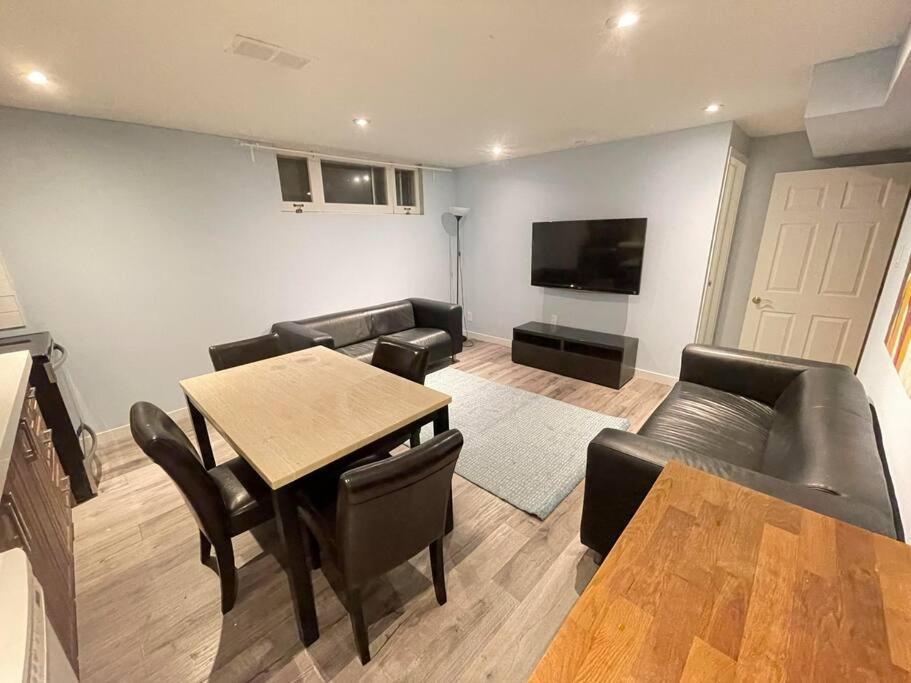 Lovely 2 Bedroom Basement Apartment In Toronto Exterior foto