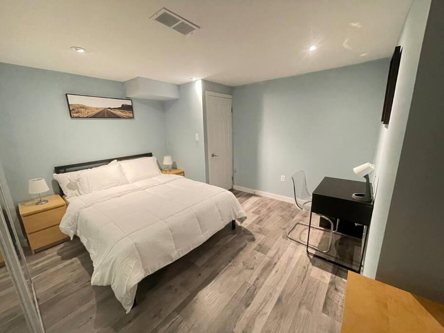 Lovely 2 Bedroom Basement Apartment In Toronto Exterior foto