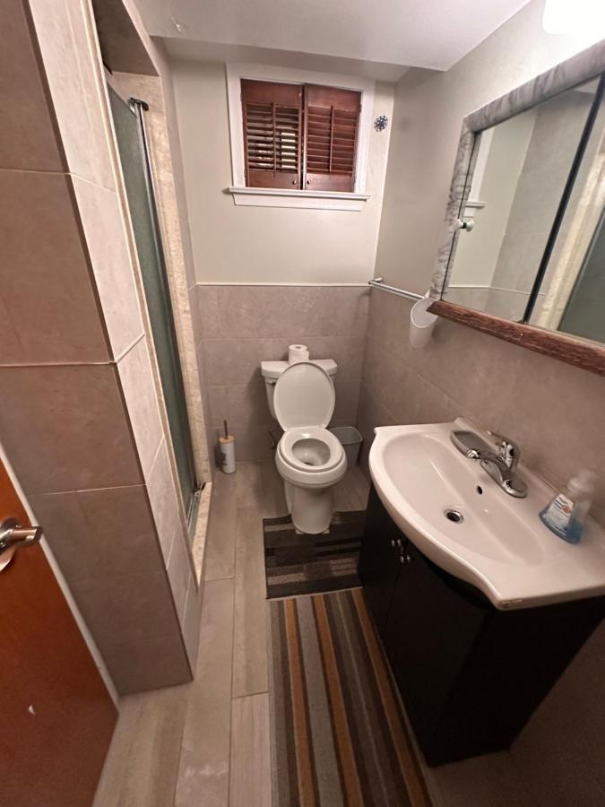 Lovely 2 Bedroom Basement Apartment In Toronto Exterior foto